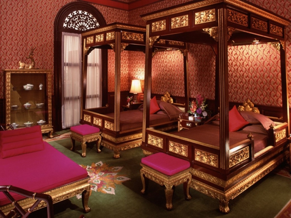 δύο ευρύχωρα κρεβάτια με κίονες στο πολυτελές ανατολίτικο υπνοδωμάτιο