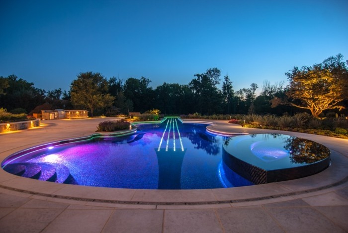 piscina de lujo años de peaje de aspecto-lujo-piscina-en-jardín