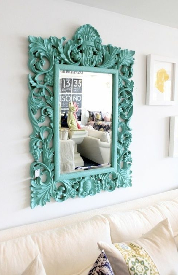 пролетна украса за огледалото с плосък зид с интересна синя рамка