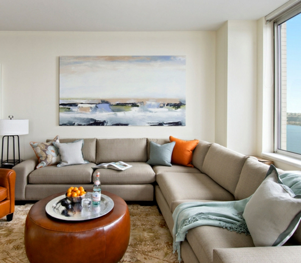 فكرة تأثيث غرفة المعيشة - أريكة مع وسادة رمي باللون الرمادي والبرتقالي
