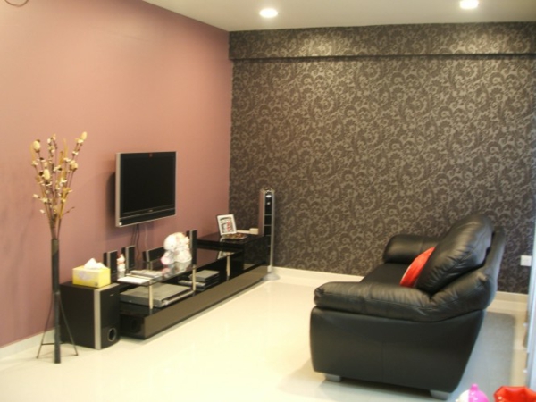 Esquema de color de la sala de estar - plantilla de pintura en la pared gris