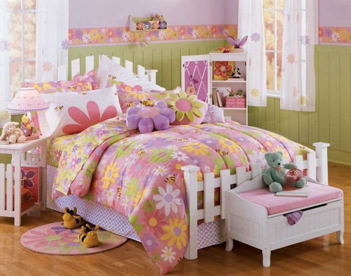 dormitorio-con-gran-muchacha de los niños-niños-muebles muy cómoda cama-con-cama-ropa de color rosa