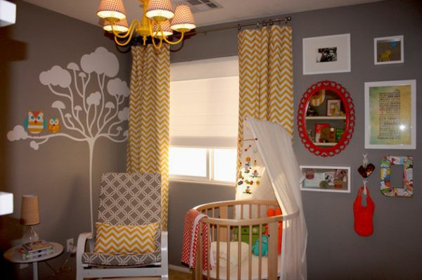 Dječje krevete sive boje zida - zavjese u žutoj boji
