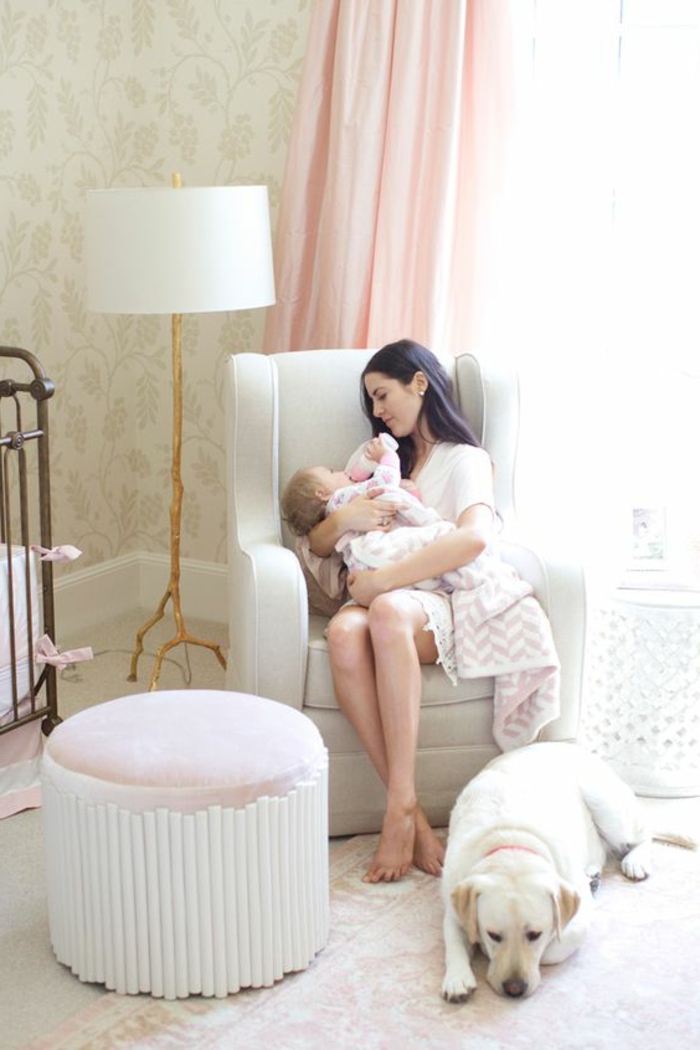 baba szoba dekoráció anya és baba kutya széklet lámpa függöny babaágy ölelés múmia és lány
