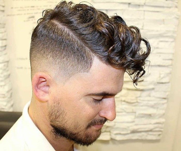 maenner-frizure-kovrčava-kosa-srednje-fade-cut-2017-trendovi-Justin-Timberlake-combover-frizura