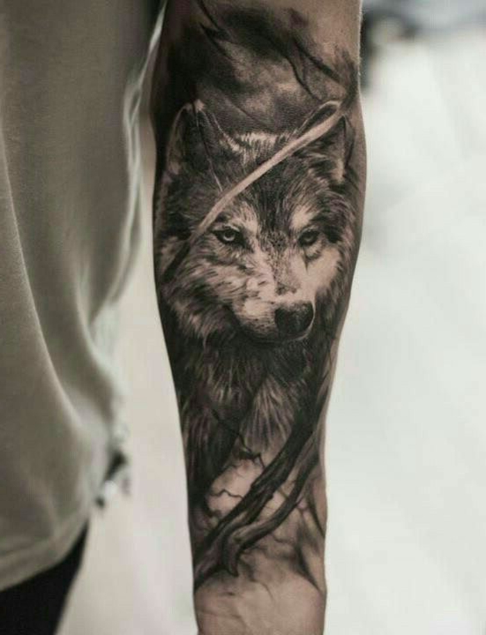 Egy kéz fekete farkas tetoválással - tetováló farkas