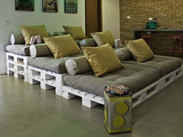мебел-палето-легло - с много зелени хвърля възглавници