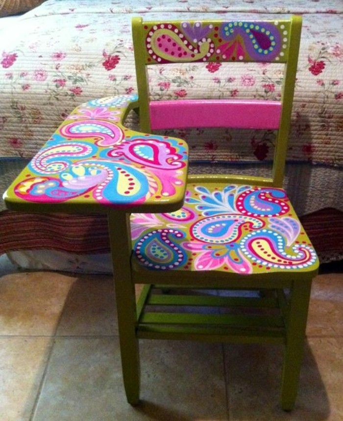 έπιπλα ζωγραφισμένα-πράσινο-καρέκλα-με-ροζ-στοιχεία-κρεβάτι-diy-πλακάκια-κτυπώ με το κεφάλι