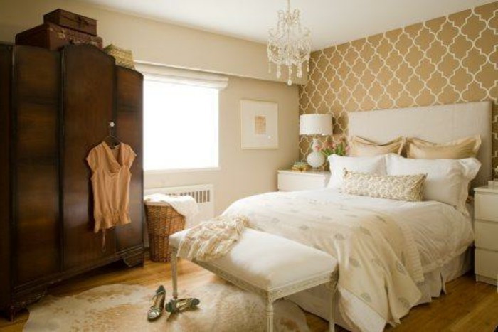 magnolia de color elegante y acogedor dormitorio retro-modelo