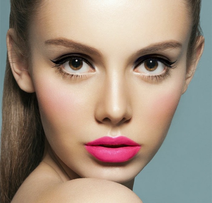 μακιγιάζ-εγχειρίδιο-πρόσωπο-μακιγιάζ-lipgloss-κραγιόν-ροζ-κυκλάμινο-eyeliner-μοντέλο-μεγάλα μάτια
