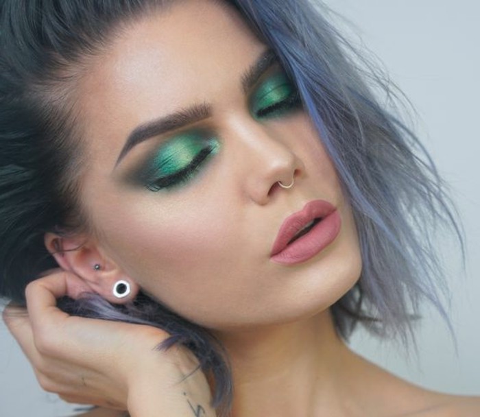 makeup tutoriala-zeleno sjenilo-sjenčanje slijepa-tirkizno-kratko-kose