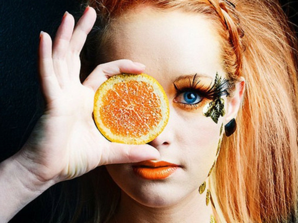 plave oči make-up - žena s komadom naranče
