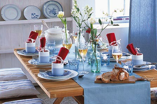 морска декорация-синьо-нюанс-цветя на масата
