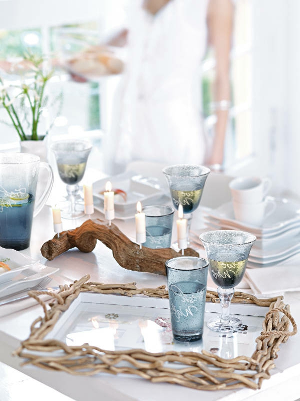 meri-pöydän sisustus-h-luova design-lasit ja kynttilät pöydässä