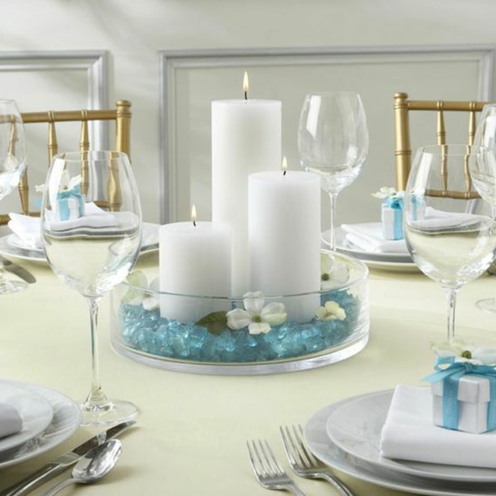 Tengeri nyári dekoráció, mint asztali dekoráció, fehér gyertyák és türkizkő