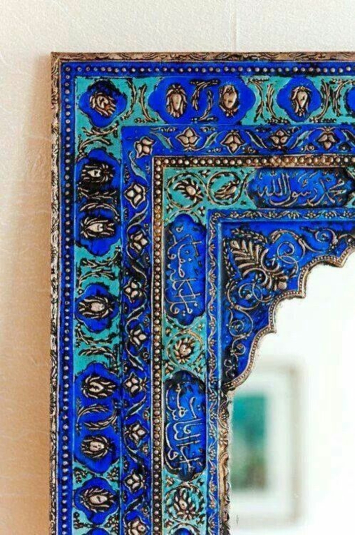 orijentalni ukras jedinstvenog dizajna izvođenja okvira ogledala plavo i zeleno s natpisom i ukrasom