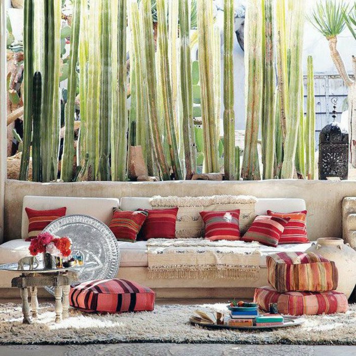 Marokanski svjetiljke dizajn ideje kauč s tepiha protiv nje suptilni namještaj boja šarene jastuk sjedalo jastuk stolić stol cvijeće