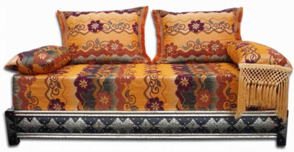 Marokon huonekalujen värikäs sohva