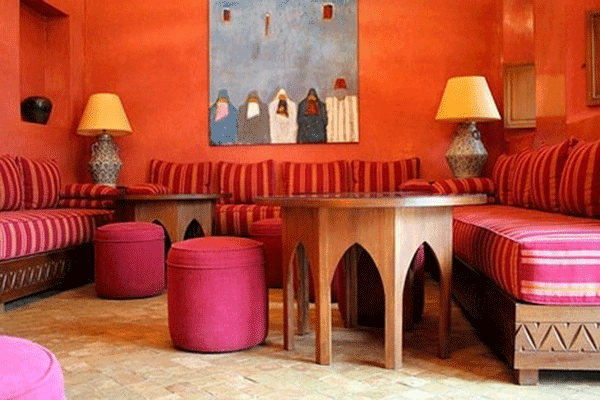 Μαροκινή-έπιπλα-κόκκινο-τοίχους-στο δωμάτιο