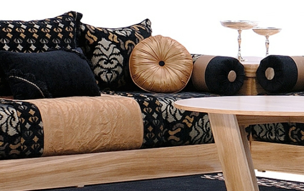 Marroquí-mueble-cama-en-amarillento-y-negro