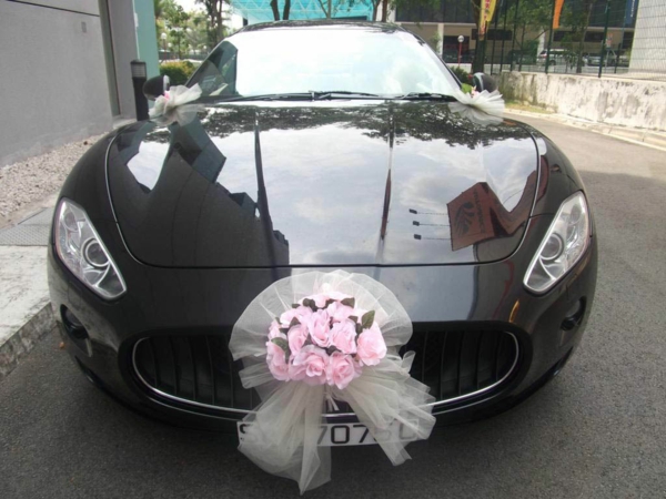 Kreatív ötlet autós ékszerekhez esküvőre - csokor az autóban