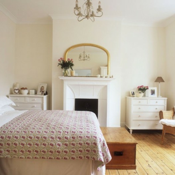 غرفة نوم على الطراز الريفي - مدفأة بيضاء والورود الجميلة على ذلك