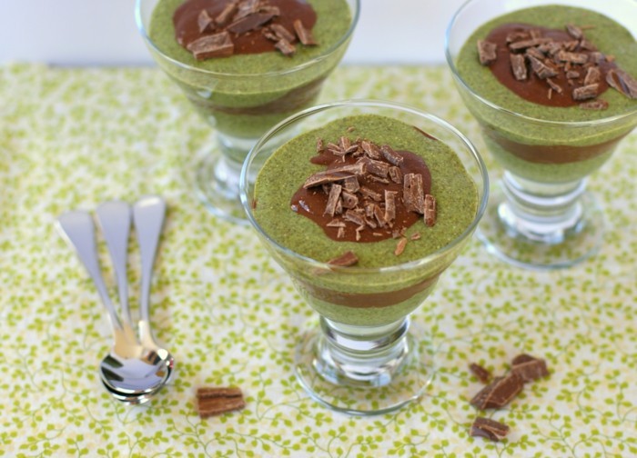 Matcha egészséges táplálkozás--Matcha cream-to-eat mousse csokoládé-Kis-loeffel-eszik-on-the-table