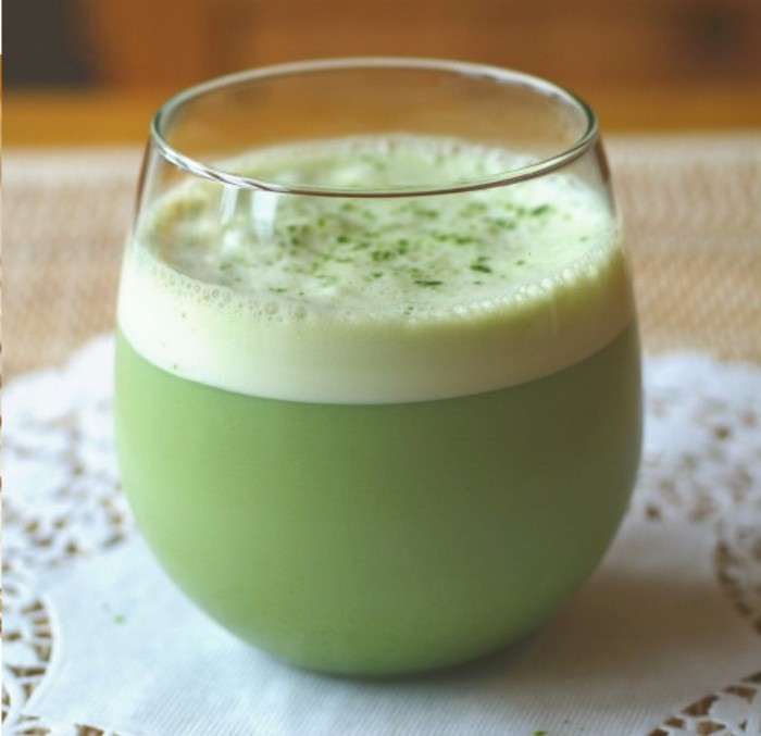 Matcha-poudre-recettes smoothies à Fruehstueck-délicieux-et-santé-bon-pour-la-humeur et corps
