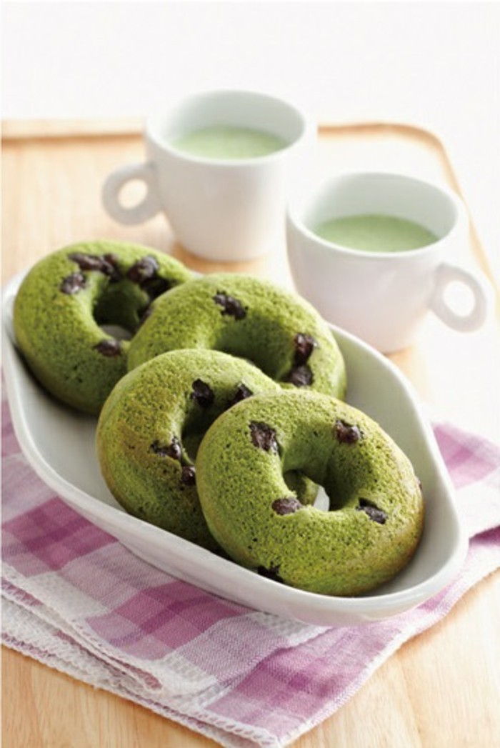 matcha-reseptit-vihreä-keksit-renkaita-from-matcha-ja-suklaa-maito-iso-lautasliina-in-violetti-valkoinen