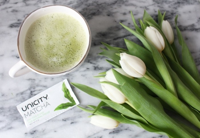 Matcha-receptek-Matcha-ital-zöld-tea-with-fehér tulipán, mint déco-szép reggel