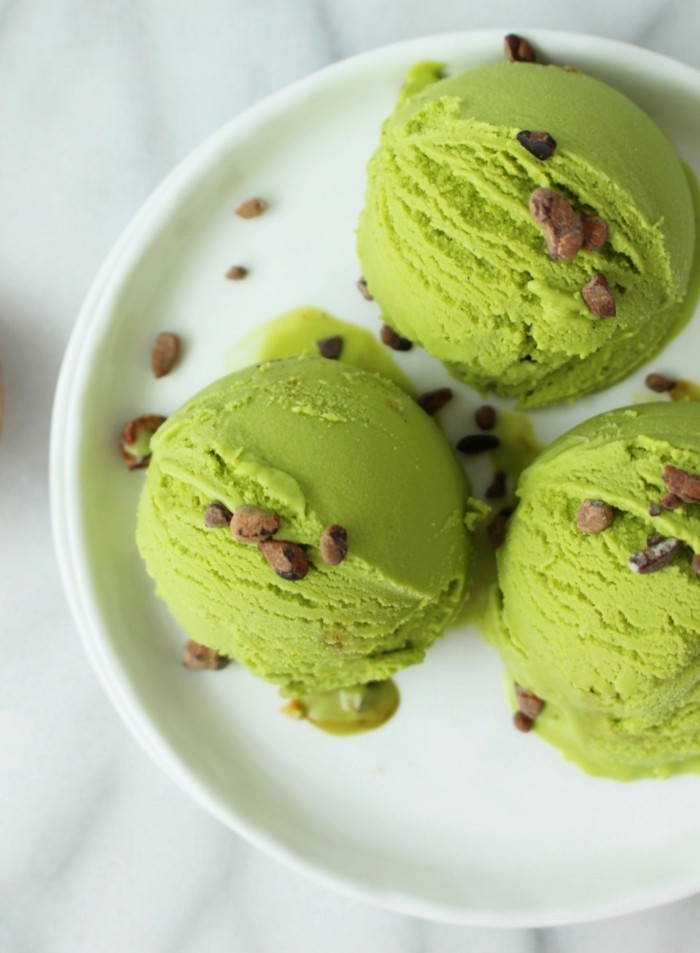 Matcha-shake-glace de bio-matcha et les fèves de cacao et pièces-3-boules-glace vert cacao chocolat