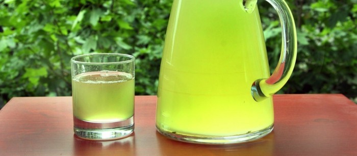 Matcha shake-tee-in-nyári hideg-out-of-japán zöld tea üveg-in-kertben