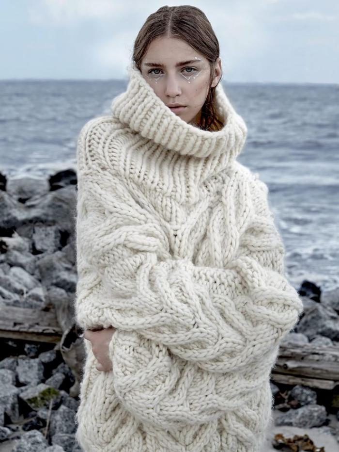 Maxi-вълна пуловер и бежово-ирландски модел за плетене