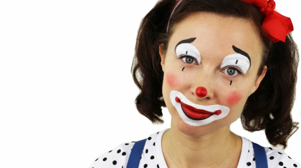 klaunski make-up - lijepa mlada žena - bijela pozadina