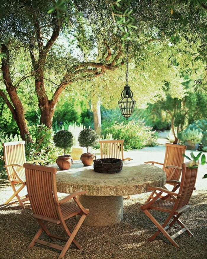 Средиземноморски градински дизайн-каменна маса дървени столове фенер