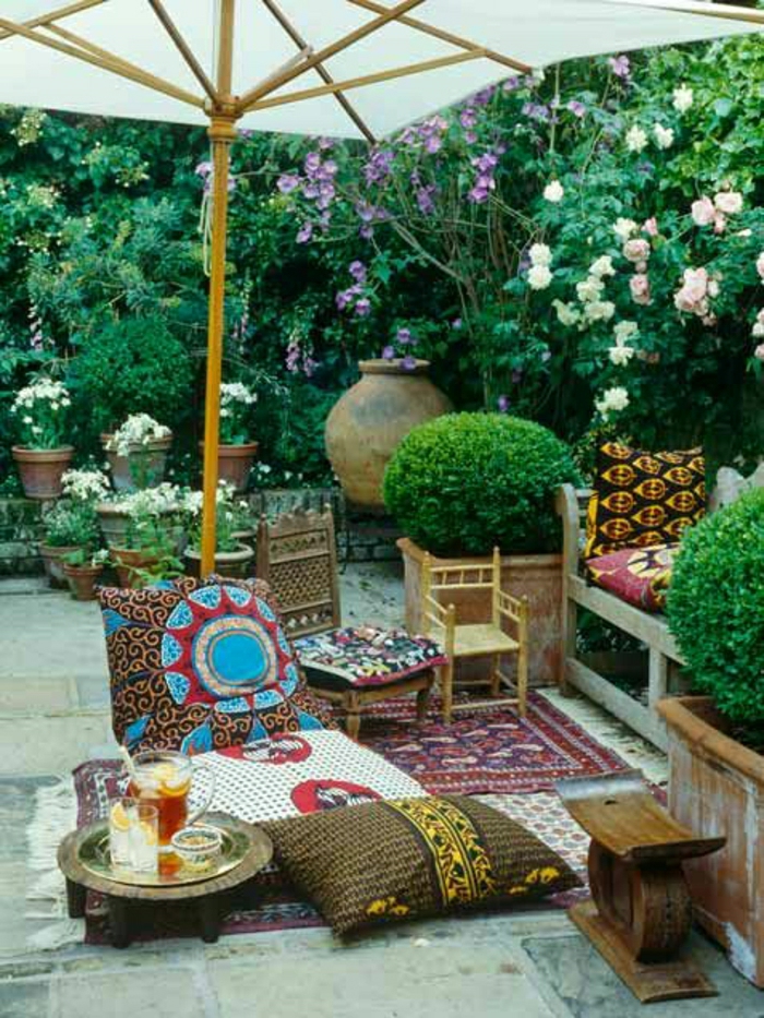 Средиземноморска градина чадъри напитки цветя шарени възглавници