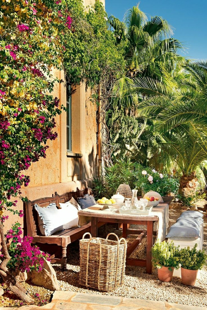 Mediterrán kert régi ház-fa-bútor-gyümölcs-szemüveg-rattan virágtartó Palm díszítő kövek