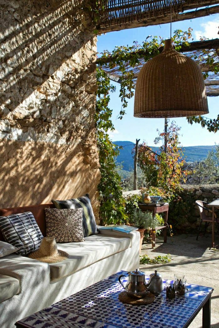 Jardin méditerranéen coussins colorés belle vue table thé lampe en rotin mosaïque