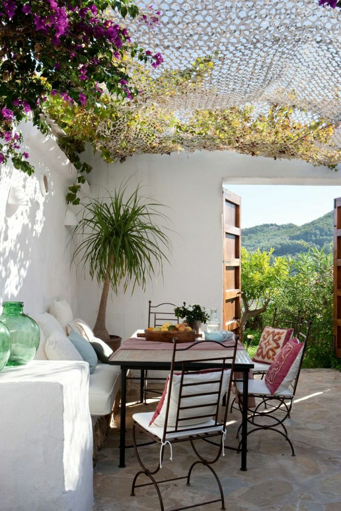 Mediteranski vrt ljubičasto cvijeće Palm šareni jastuk kovanog željeza voće
