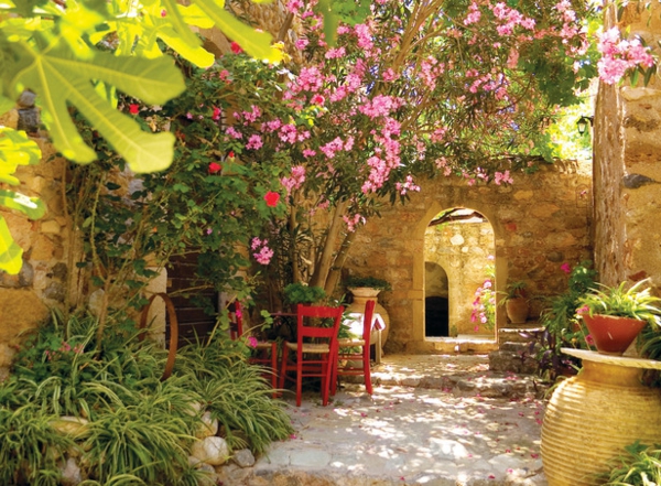 Μεσογειακό-κήπο-τραπέζι-με-καρέκλες - φυτά