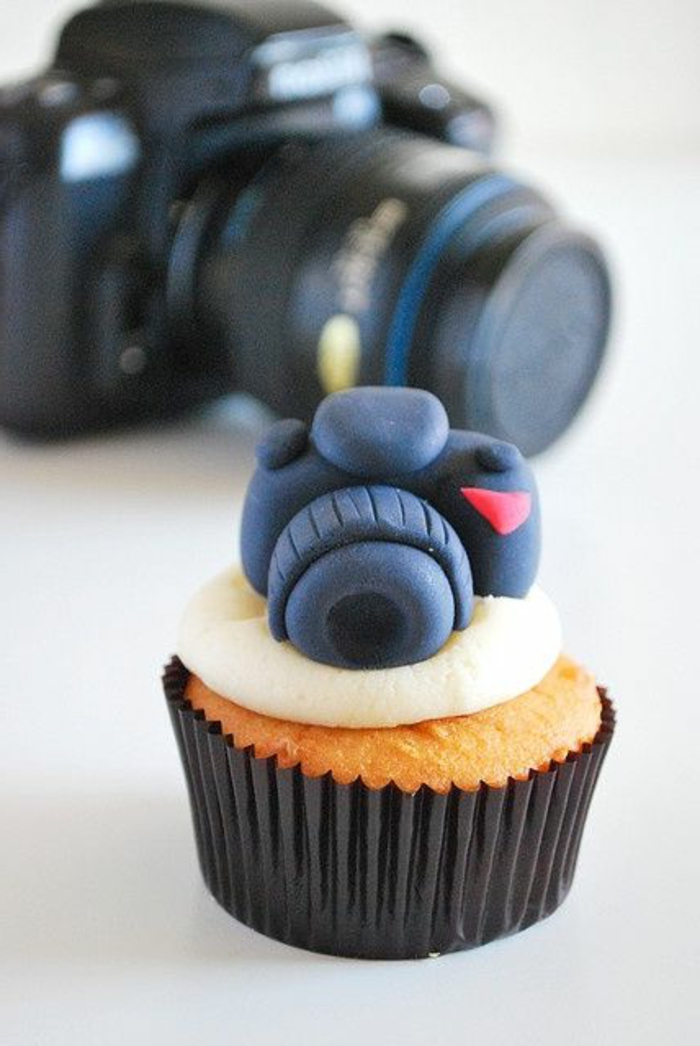 cupcake pequeño decorado con cámara fondant negro