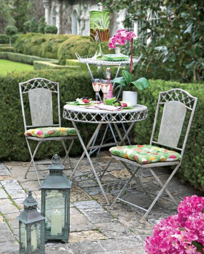 ми-красива градина-бистро маса с-столове и две свещи на носачи