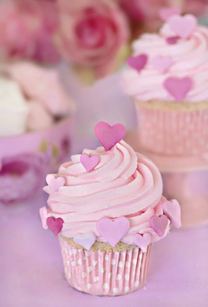 чаша торта, украсена с розови фондан и кремави сърца