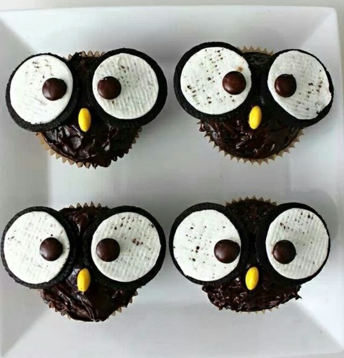 búhos para muffins hechos de chocolate y ojos hechos de galletas oreo