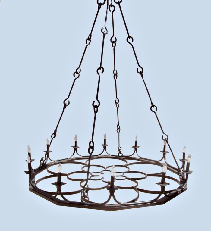 Luster u minimalističkom gotičkom stilu međusobno povezanih metalnih elemenata