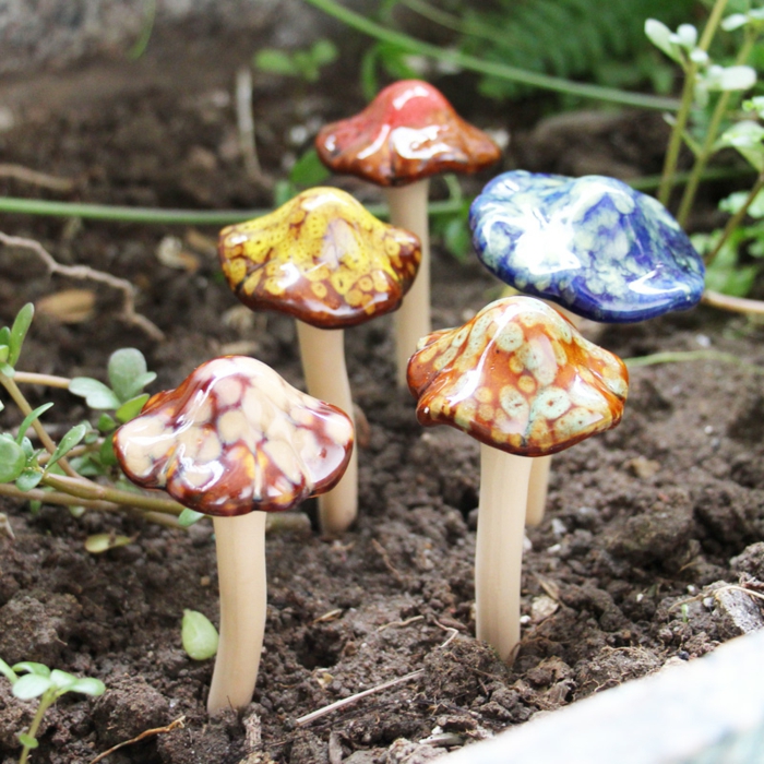 tinkering s cvjetnim gljive ukrasni elementi u loncu također se smatraju lijepim ukrasom za lonac