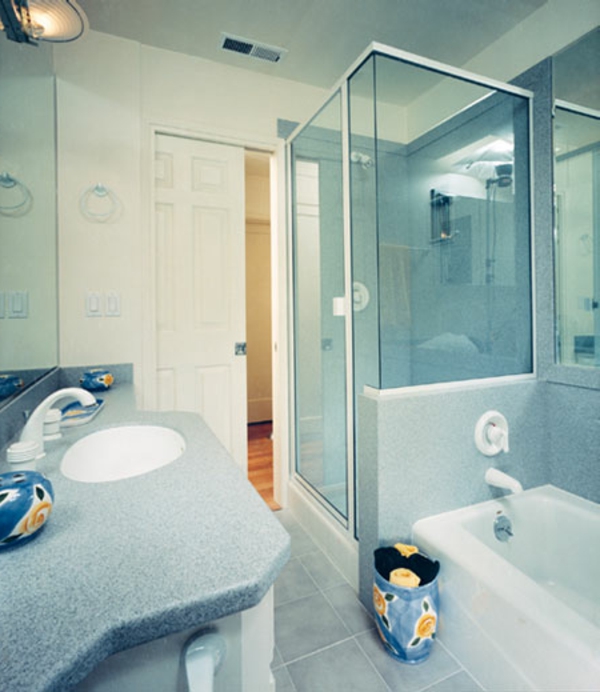 迷你巴明亮式设计 - 由玻璃制成的优雅淋浴房