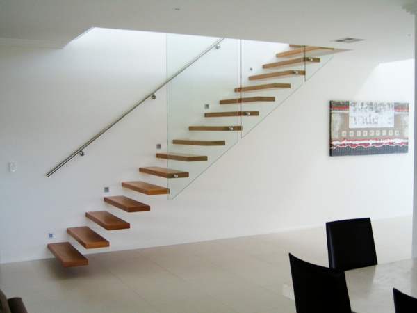 modern-minimalista Konzol-lépcső fából és üvegből