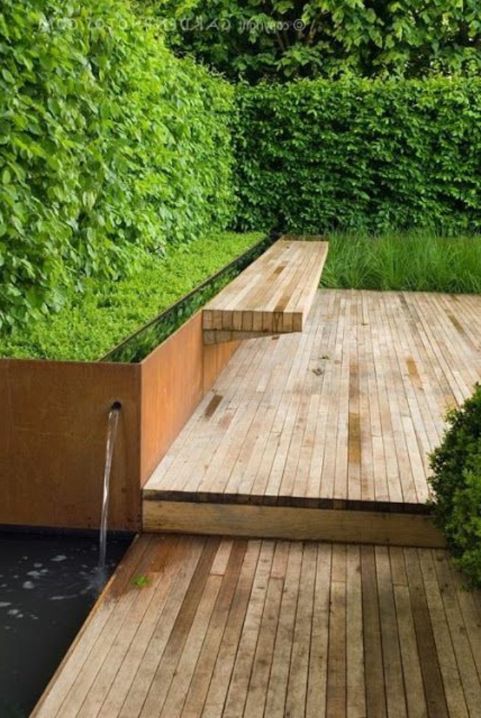 Водна характеристика, вградена пейка Водата има зелена жив пурпурен двор