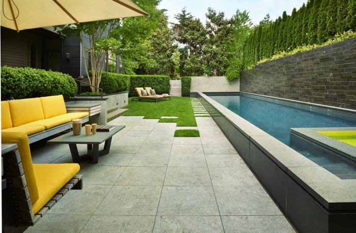 зелени чадъри за шезлонги, жълти градински мебели, плувен басейн с пурист градина